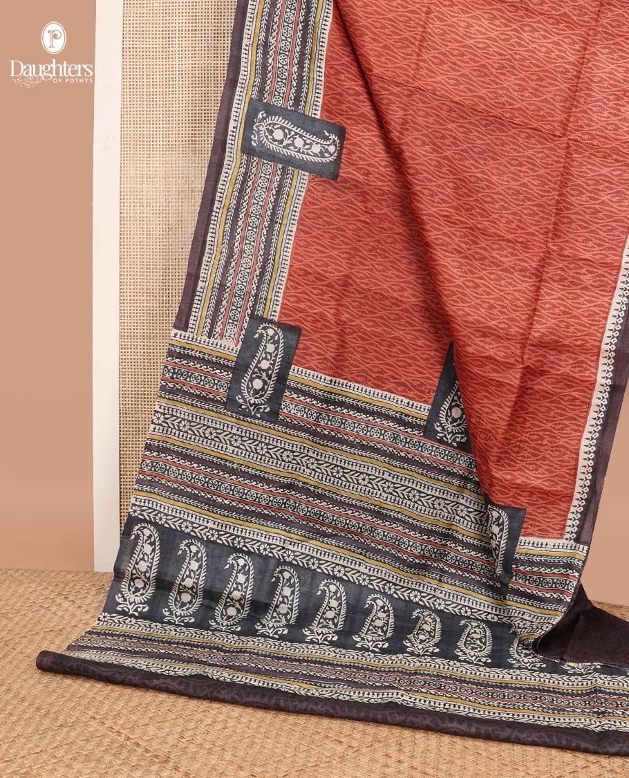 Maroon ogee design tussar saree with contrast floral design border & block floral print design pallu - Image 3